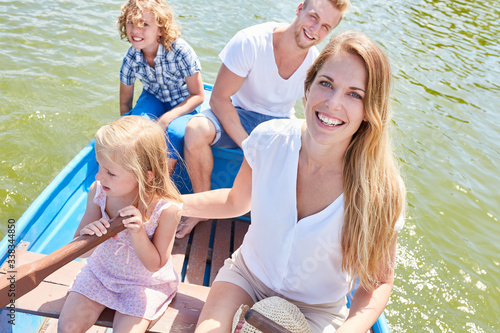 Familie mit zwei Kindern macht eine Bootstour © Robert Kneschke