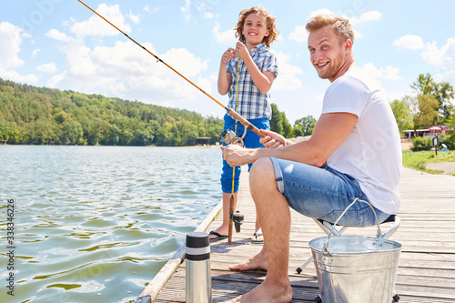Vater und Sohn angeln zusammen am See
