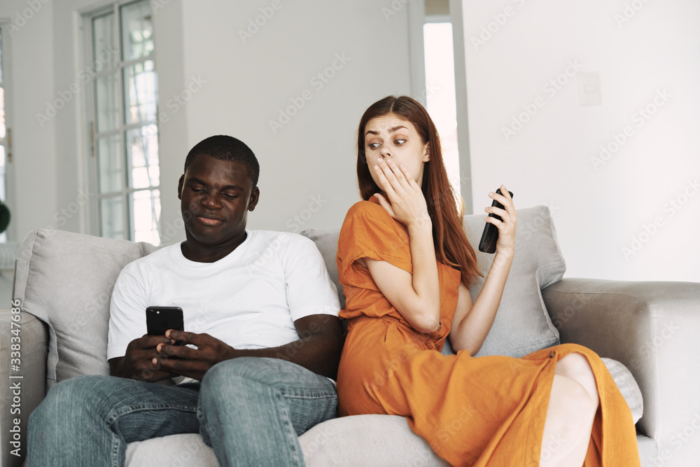 Obraz premium young couple watching tv