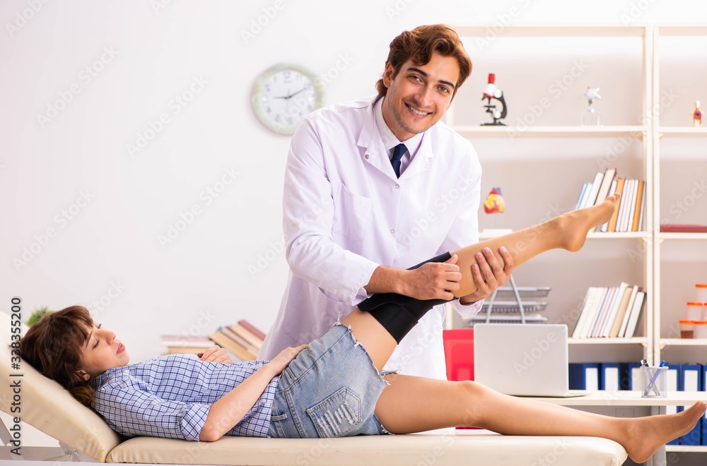 Obraz premium Young female patient visiting male doctor traumatologist