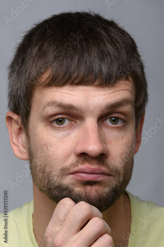 Photos Closeup portrait of a skeptical man of European appearance