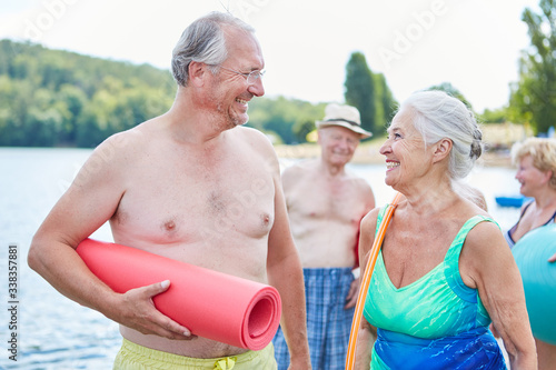 Senioren Paar als vitale Rentner im Urlaub photo