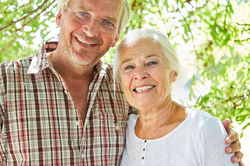 Glückliches Senioren Paar im Sommer