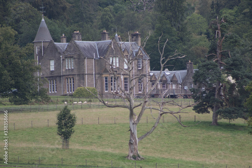 Casa tenebrosa en medio del campo escoces photo