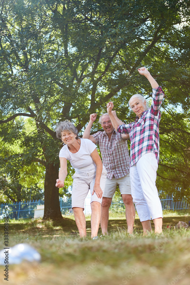 Fototapeta premium Senioren beim Boule Spiel im Garten