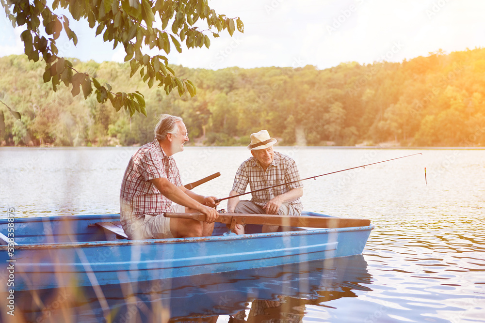 Vater und Sohn angeln im Boot auf See Vater und Sohn angeln im Boot auf See