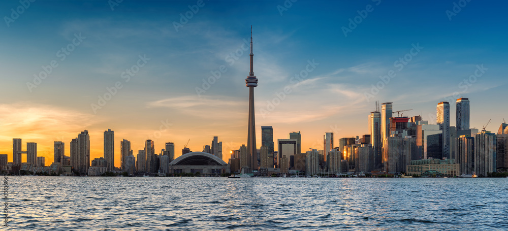 Obraz premium Skyline of Toronto panorama with CN Tower over Ontario Lake, Canada.