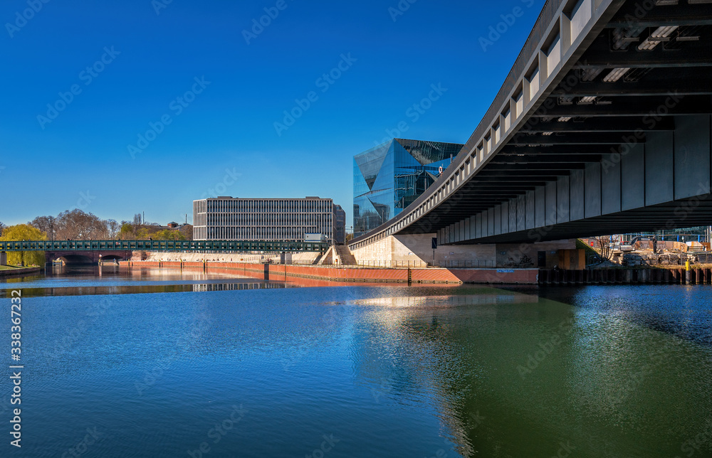 Obraz premium the deserted area on the Berlin Spreebogen due to the Corona crisis