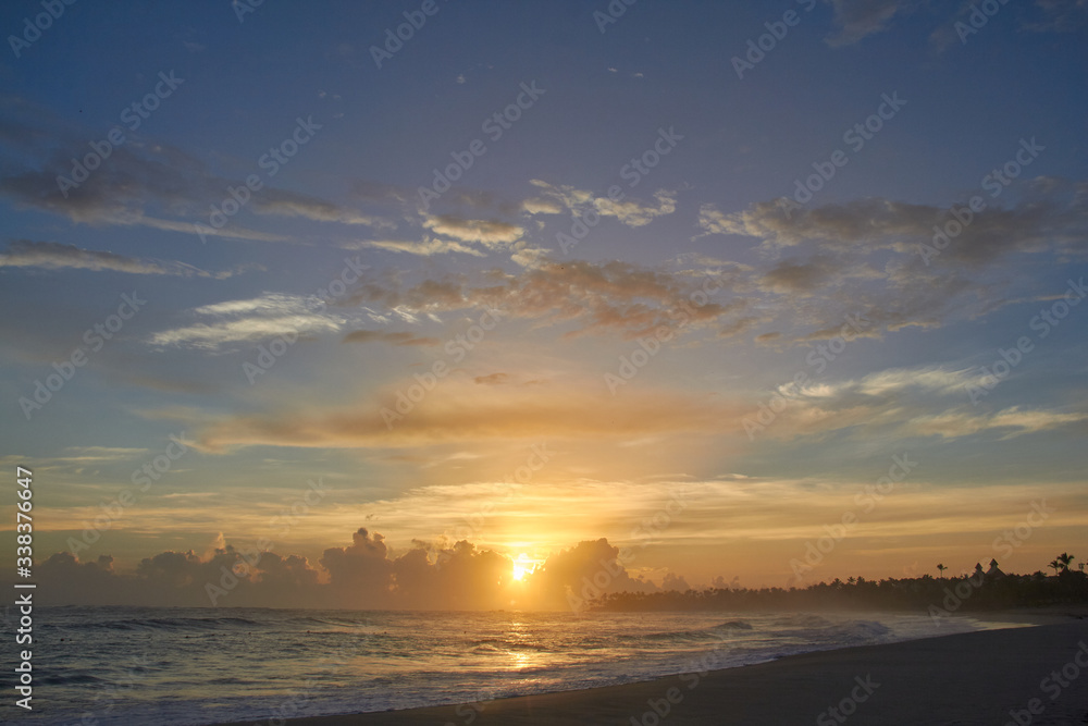 Obraz premium Sunrise over beach