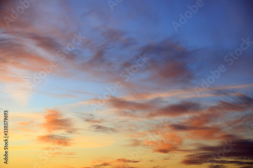 Błękitne niebo po zachodzie słońca z kolorowymi chmurami © Stanisław Błachowicz