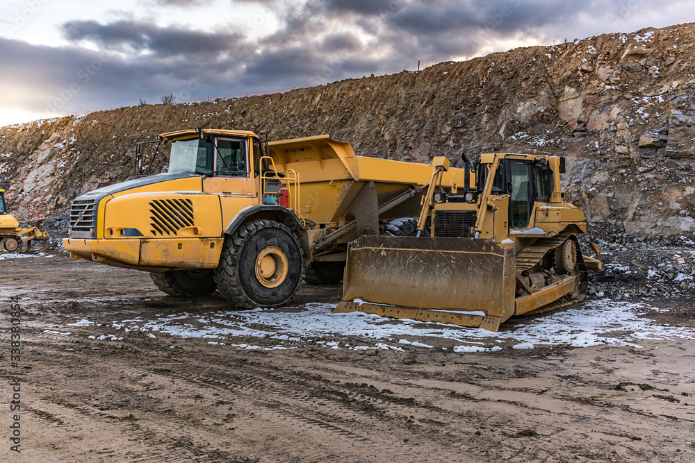 Obraz premium Excavator collecting stone in an open-cast mine