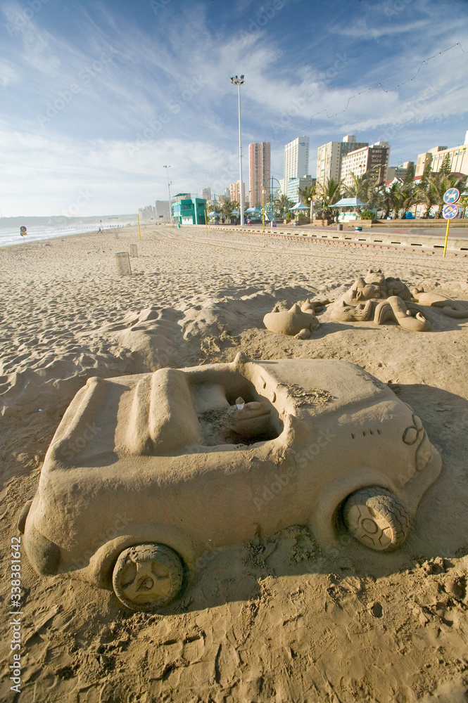 Φωτογραφία Sand castle of car with cup holder on beach with Durban skyline in the backgroun