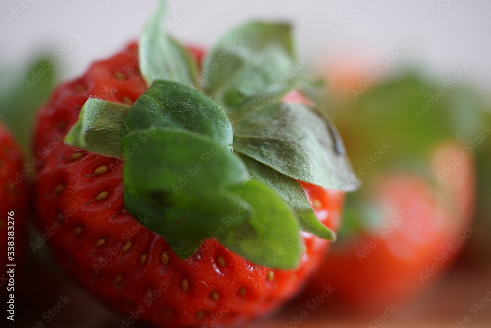 Erdbeeren auf einem Küchenbrett Erdbeeren auf einem Küchenbrett