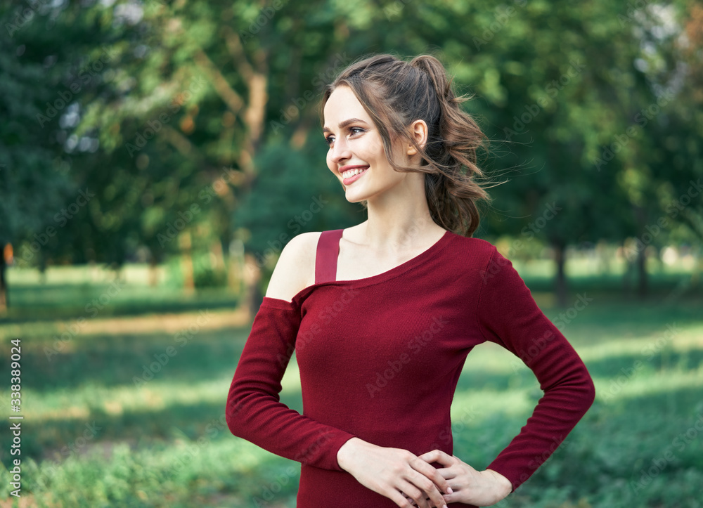 Φωτογραφία Portrait of young beautiful woman outdoors on green summer nature background