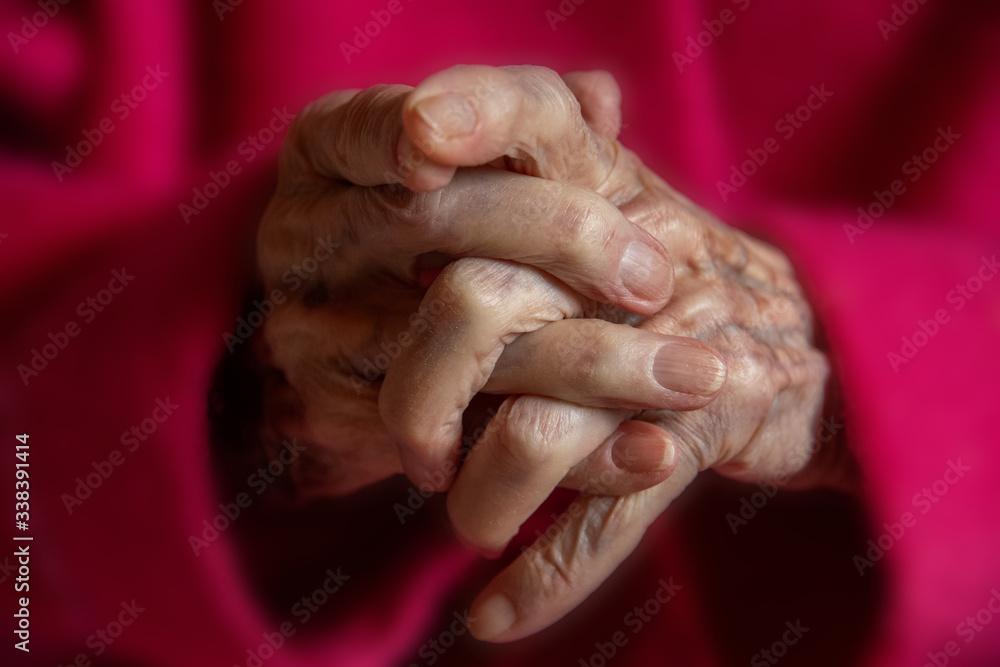 alte Hände, Seniorin faltet Hände zum Gebet