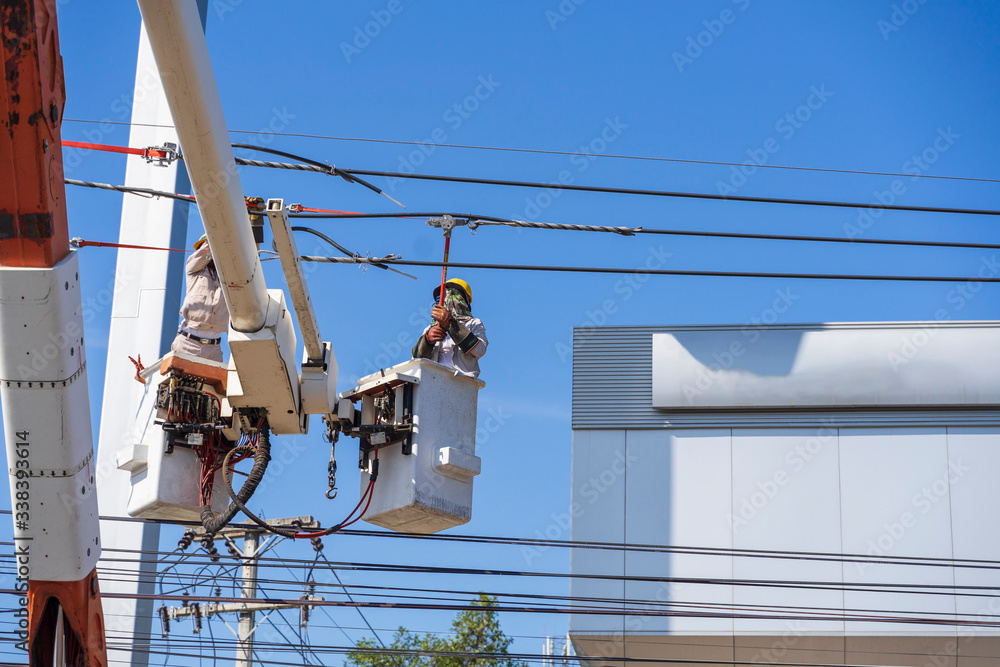 Maintenance of two electricians working on high voltage on the bucket