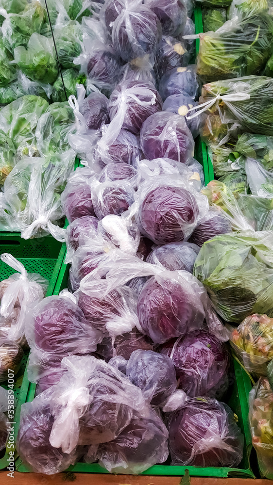 Obraz premium Vegetables displayed in shopping bags to prevent coronavirus spread on supermarket racks