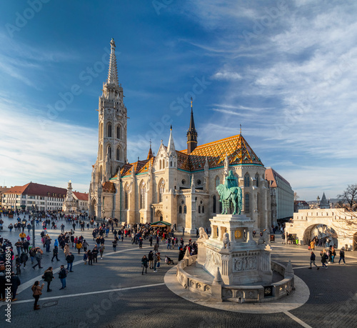 Obraz na płótnie Matthias Church in front of the Fisherman's Bastion at the heart of Buda's Castle District w salonie