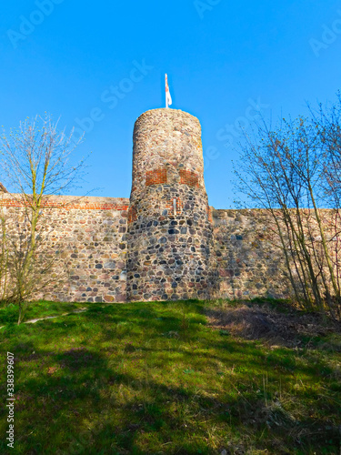 Historische Stadtmauer mit Eulenturm und Stadtfahne photo