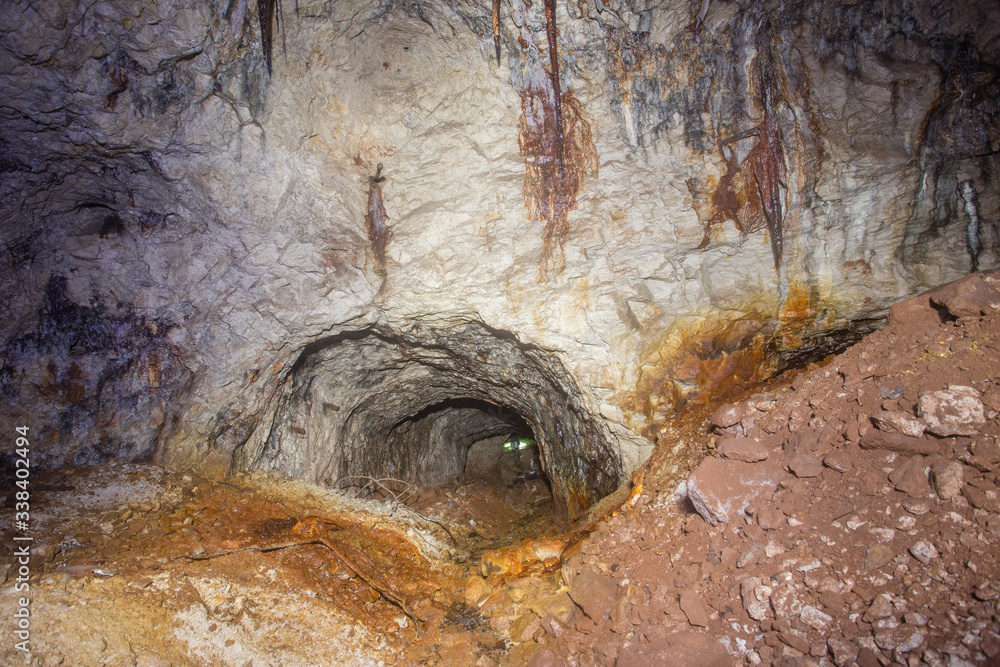 Obraz premium Underground bauxite mine tunnel with collapsed roof