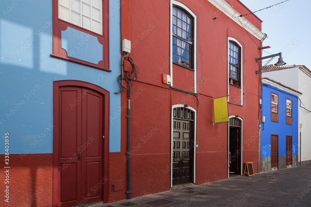 Φωτογραφία Colorful facades of old houses on the street of the historical La Laguna town, Tenerife, Canary Islands, Spain
