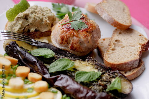 Aubergine rotie aux herbes fraiches, paupiettes de veau photo