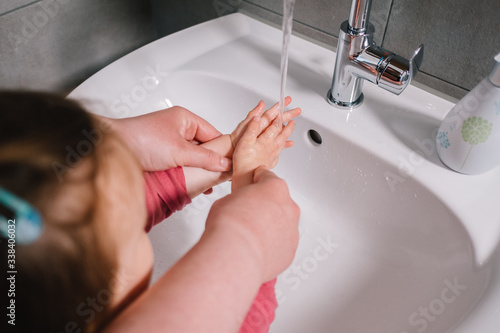 Richtig Hände waschen mit Kindern zum Schutz vor Coronavirus Covid-19