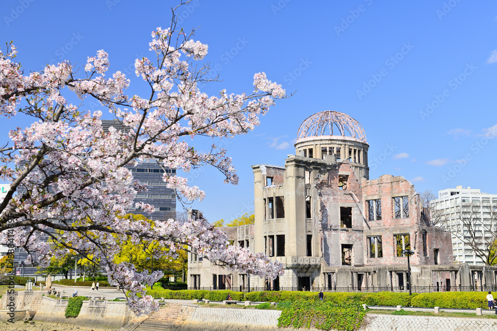 春の広島平和記念公園の原爆ドーム Stock 写真 Adobe Stock