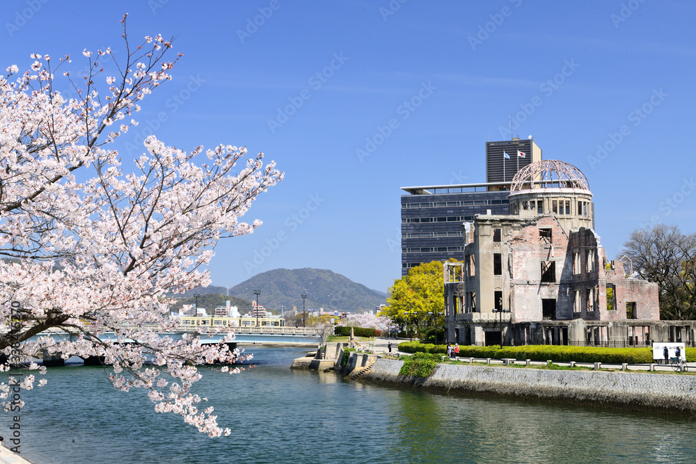 満開の桜と広島平和記念公園の原爆ドーム