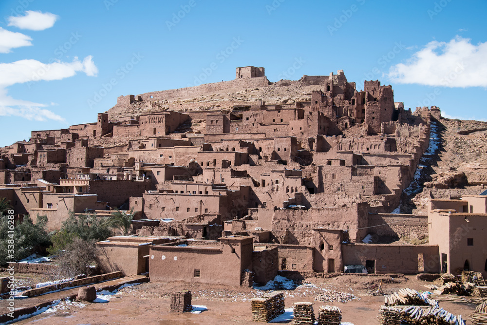 Ciudad de Ait Ben Haddou en Marruecos con cielo azul despejado