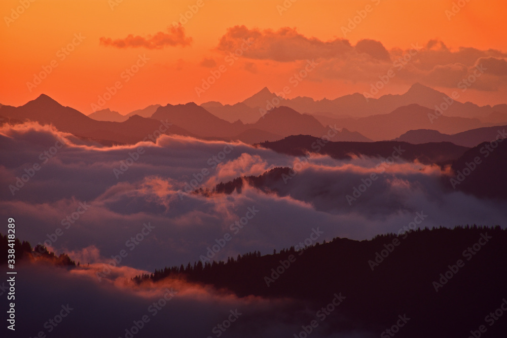 Obraz premium sunrise over the mountains