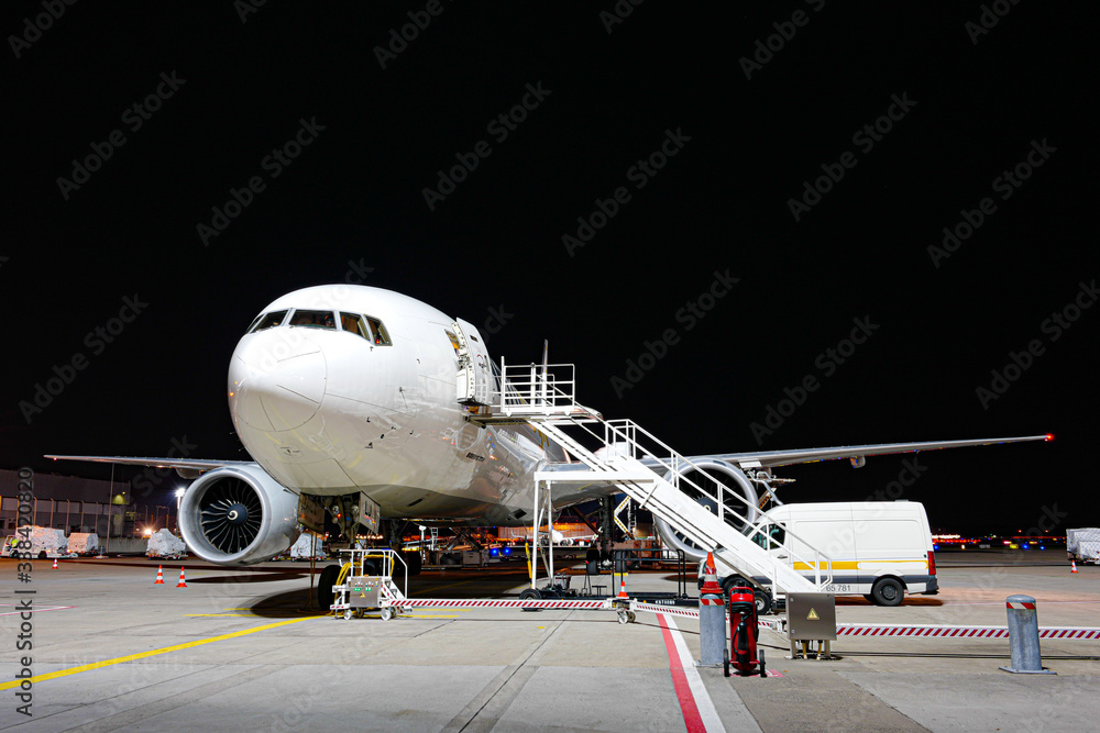 Obraz premium großes Flugzeug geparkt am Boden bei nacht 
