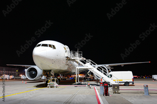 großes Flugzeug geparkt am Boden bei nacht 
