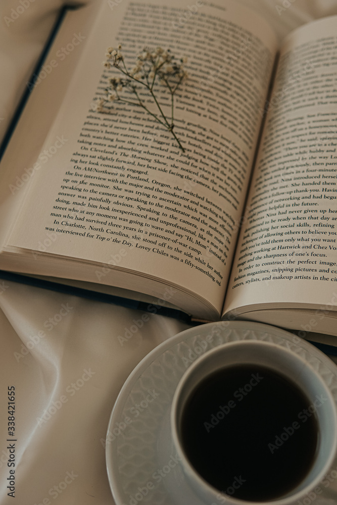 Fototapeta premium Vintage book flowers coffee