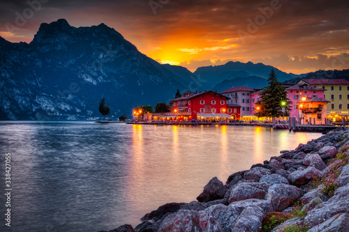 Fotografía Beliebtes Reiseziel, die Promenade von Torbole am Gardasee bei Dämmerung, Trient