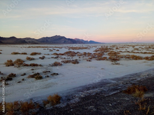 Krajobraz z wyschni  tym jeziorem na tle g  r na pustyni w Utah USA przed zachodem s  o  ca