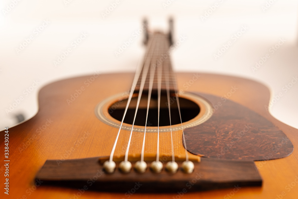Fototapeta Zbliżenie na gitarę pokazujące mostek i struny