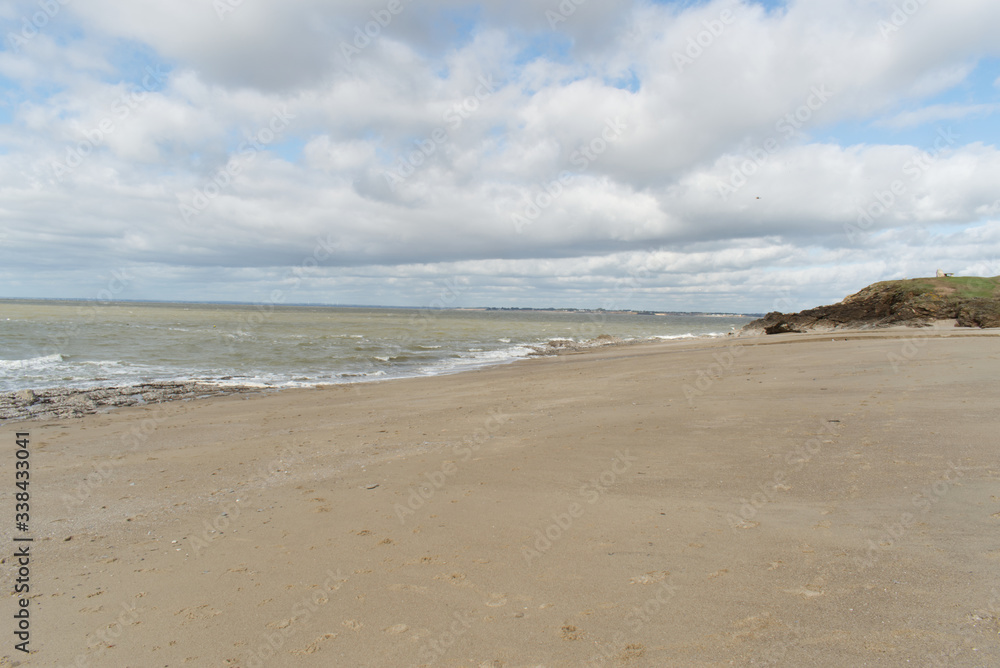 Piriac sur Mer en Loire Atlantique en Bretagne magnifique rivage de sable doré plage où viennent mourir les vagues et côte de rochers plongeant dans l'océan