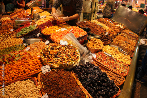 frutta secca in vendita sul banco del mercato coperto con luce artificiale photo