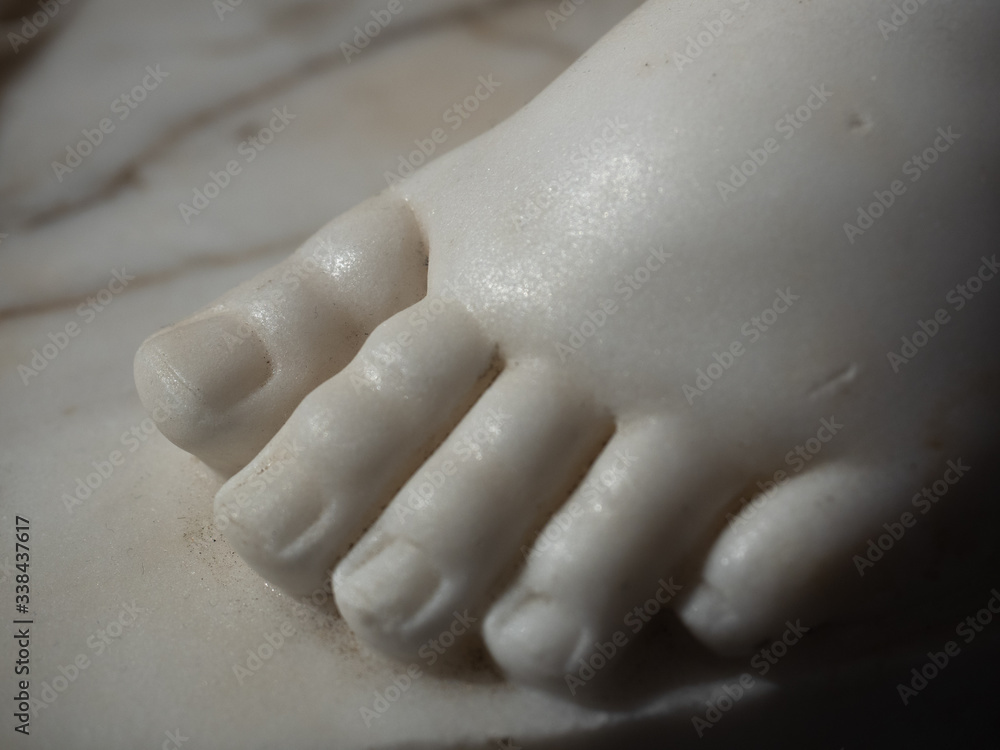 Obraz premium Toes close-up of an ancient white marble sculpture
