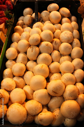 funghi in vendita sul banco del mercato