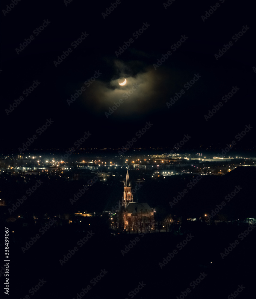 Zachmurzony księżyc nad kościołem. Europa, Pruszków, Mazowsze,  - obrazy, fototapety, plakaty 