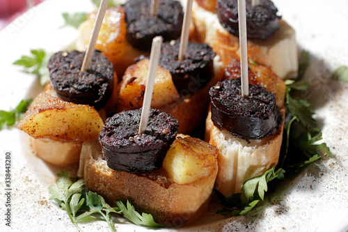 Foto Mini bouchees de boudin noir antillais aux pommes à la cannelle
