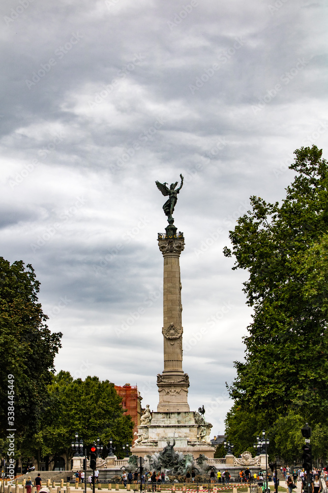 Monument aux Girondins, sur la Place des Quinconce, par temps nuageux (Bordeaux, France)