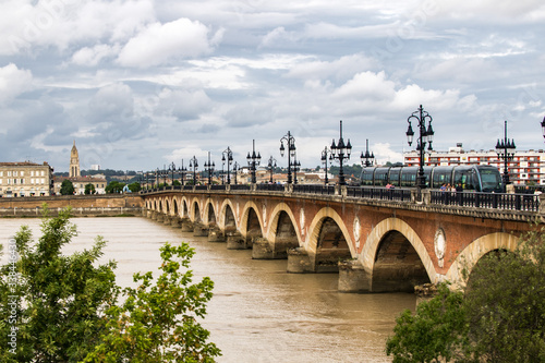 Pont de pierre traverser par le tram par un temps nuageux (Bordeaux, France)
