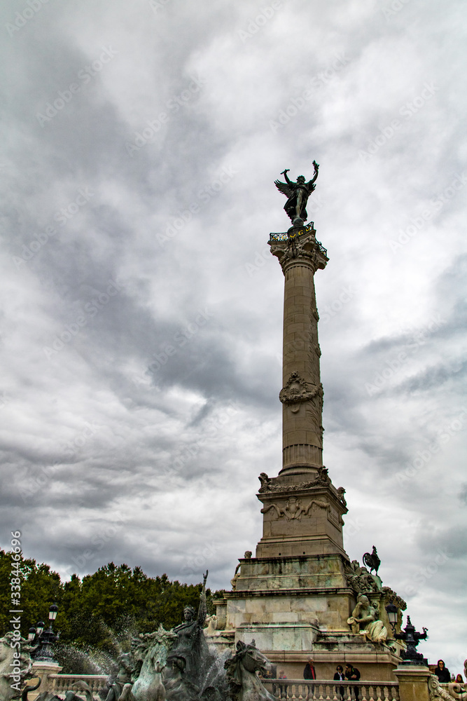 Monument aux Girondins, sur la Place des Quinconce, par temps nuageux (Bordeaux, France)