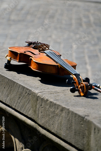 violin on the bricks