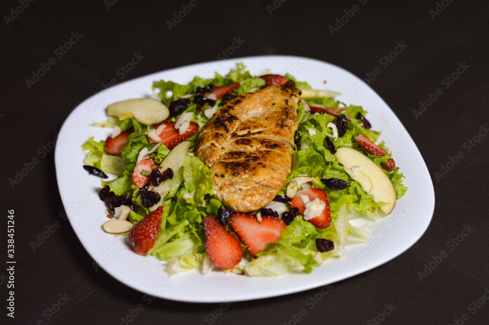 Pollo y ensalada Pollo y ensalada