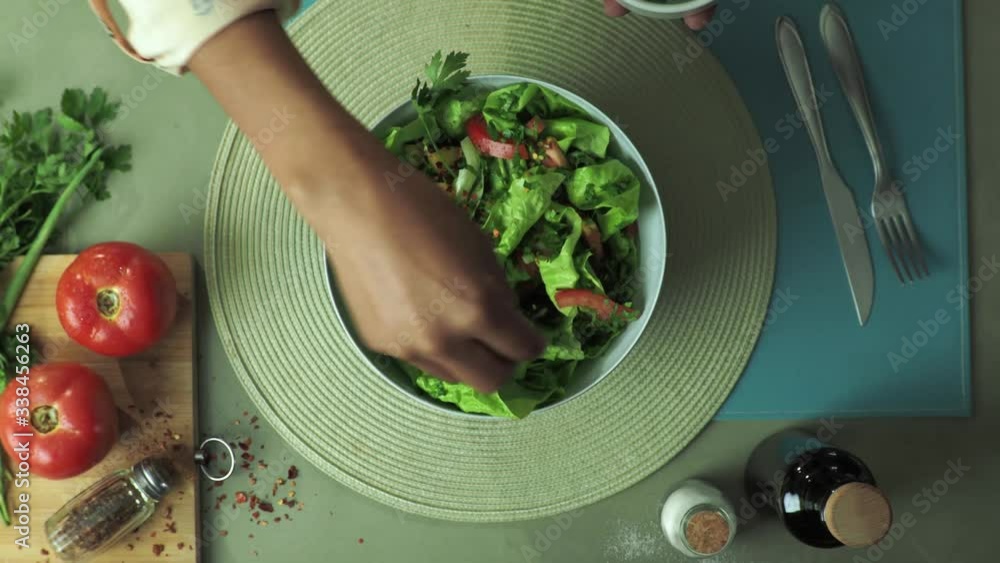 Finalizando preparo de salada