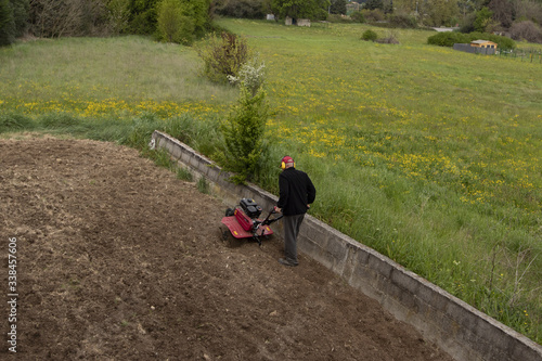 Un motoculteur rouge
